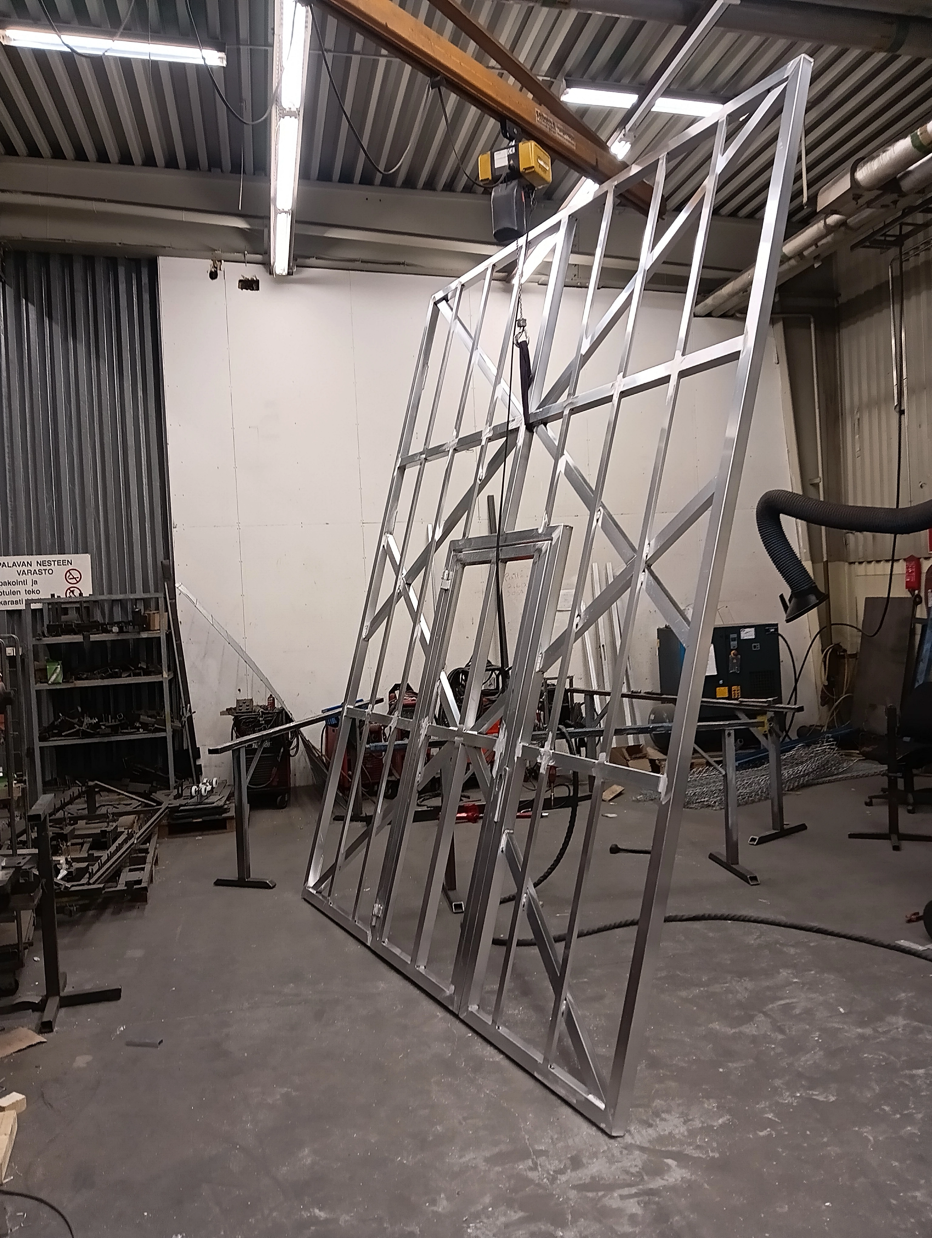 Kuva metallisen portin/oven rungosta