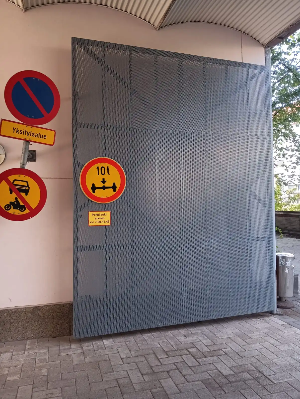 Harmaa metalli portti