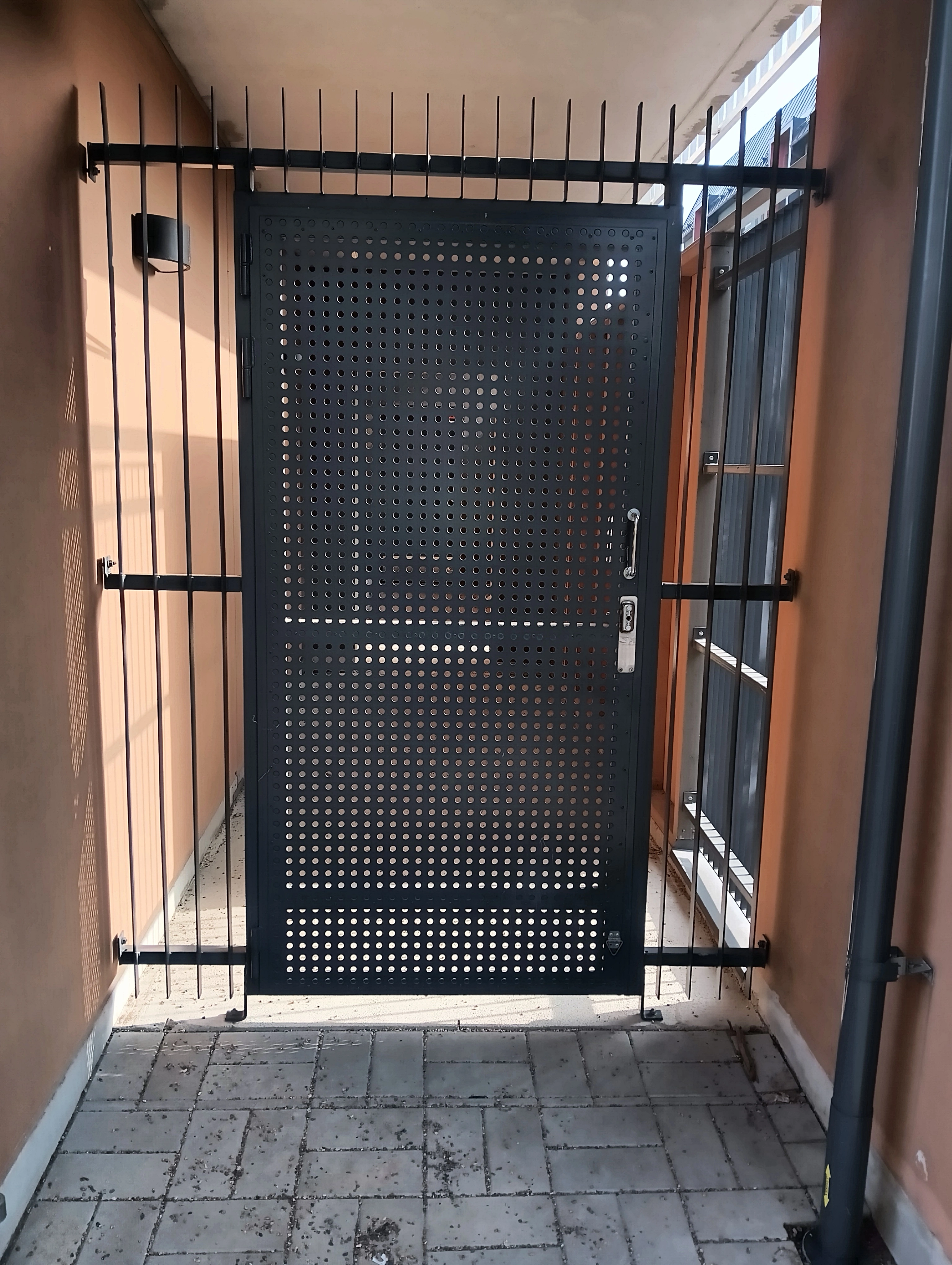 Kuva lukollisesta metalliovesta