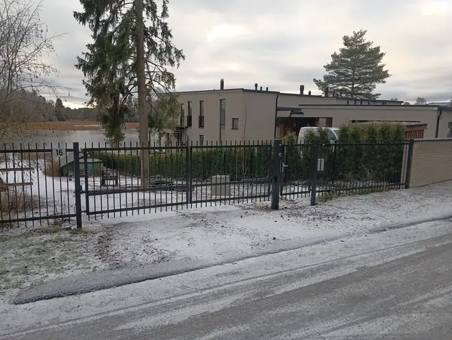 Leveä metalliportti
